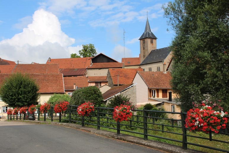 Le pont de la Sarre fleuri